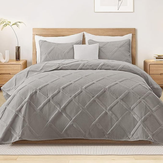 Exclusivo Mezcla King Quilt Set- Light Grey Quilts Bedding Set with 2 Pillow Shams, Modern King Bedspread with Striped Pattern, Soft Lightweight Bedspreads Coverlets for All Seasons