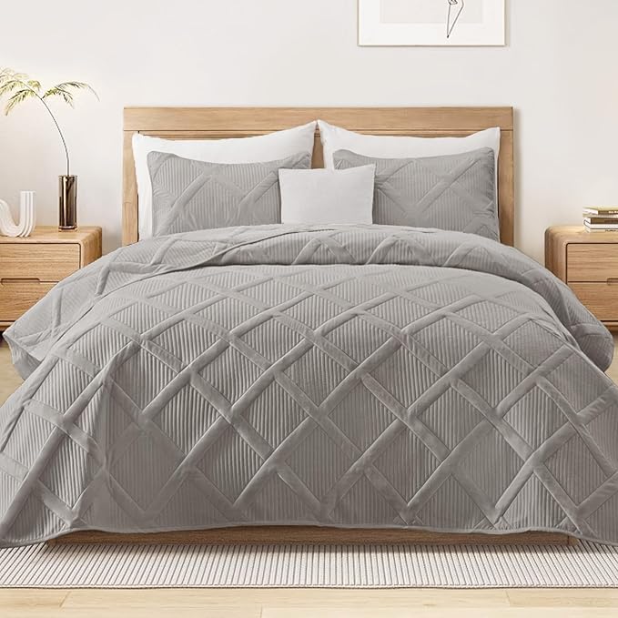 Exclusivo Mezcla Oversized King Quilt Set- Light Grey Cal King Quilts Bedding Set with 2 Pillow Shams, Modern Bedspread with Striped Pattern, Soft Lightweight Bedspreads Coverlets for All Seasons