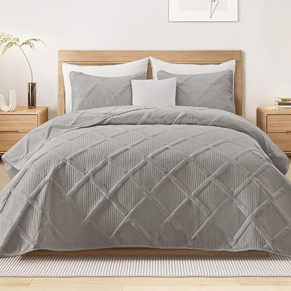 Exclusivo Mezcla Quilts Queen Size - Light Grey Quilt Set Bedspread with 2 Pillow Shams, Modern Bedding Set with Striped Pattern, Soft Lightweight Bedspreads Queen Size for All Seasons
