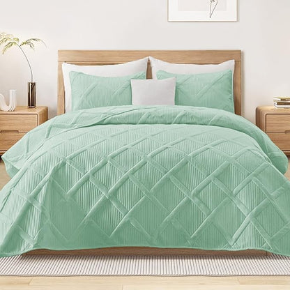 Exclusivo Mezcla Oversized King Quilt Set- Light Green Cal King Quilts Bedding Set with 2 Pillow Shams, Modern Bedspread with Striped Pattern, Soft Lightweight Bedspreads Coverlets for All Seasons