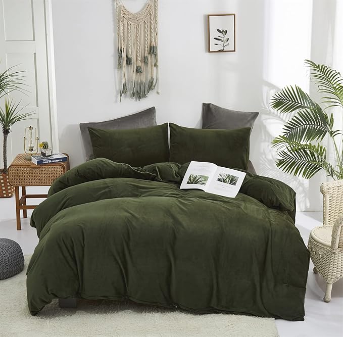 CLOTHKNOW Dark Green Fluffy King Size Comforter Set 3Pcs Velvet Bedding Comforter Sets Soft Dark Green Comforter with 2 x Pillow Cases