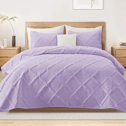 Exclusivo Mezcla Oversized King Quilt Set- Lilac Cal King Quilts Bedding Set with 2 Pillow Shams, Modern Bedspread with Striped Pattern, Soft Lightweight Bedspreads Coverlets for All Seasons