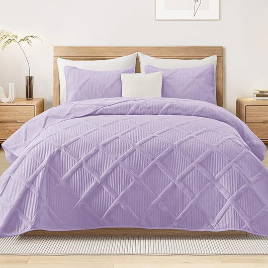 Exclusivo Mezcla Quilts Queen Size - Lilac Quilt Set Bedspread with 2 Pillow Shams, Modern Bedding Set with Striped Pattern, Soft Lightweight Bedspreads Queen Size for All Seasons