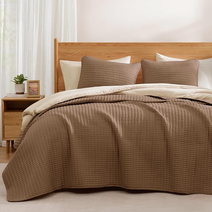 WRENSONGE King Size Quilt-3 Pieces Lightweight Bedspreads Brown King Quilt Bedding Set for All Seasons, Soft Summer Coverlet with 2 Pillow Shams Suitable for Bed, Couch, Quilt Blanket