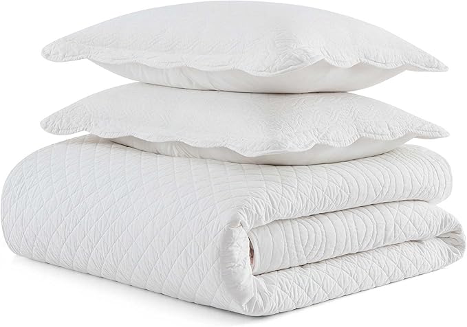 Martha Stewart - King Size Quilt Set, Soft & Breathable Cotton Percale Quilted Bedding with Matching Pillowcases, Scalloped Edge Bed Set, Vintage Scallop White