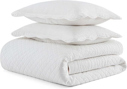 Martha Stewart - King Size Quilt Set, Soft & Breathable Cotton Percale Quilted Bedding with Matching Pillowcases, Scalloped Edge Bed Set, Vintage Scallop White