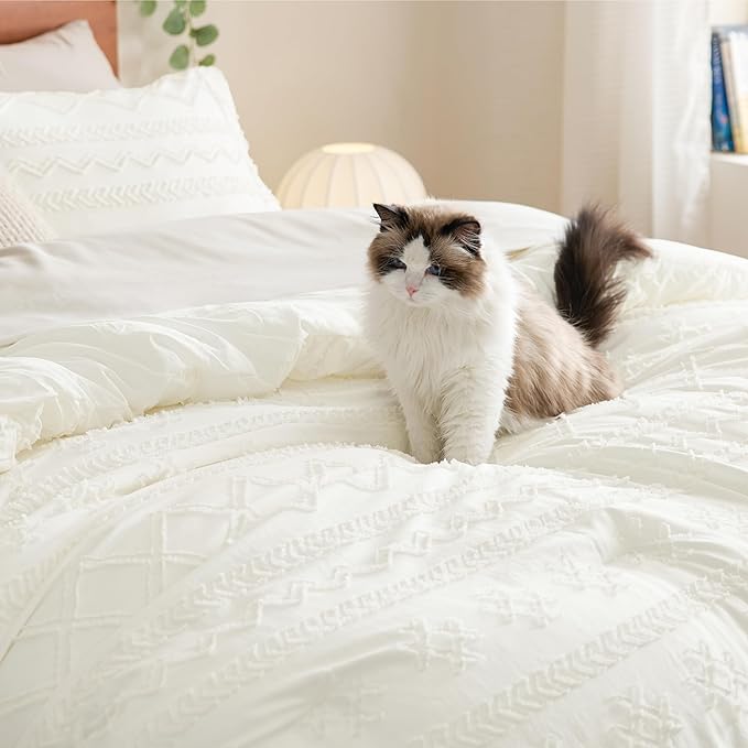 Bedsure Tufted Boho Comforter Set Queen Size - White Boho Bed Set, GentleSoft™ 3 Pieces Farmhouse Shabby Chic, Home Decor Bedding, Gifts for Woman, Soft Jacquard Queen Comforter for All Seasons