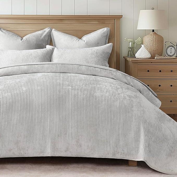 EVERGRACE Velvet Quilt Set King Size, Luxurious Soft Quilted Bedding Sets, Lightweight Velvet Comforter for All Season, Striped Channel Bedspread Coverlet with 2 Shams, Frost Gray