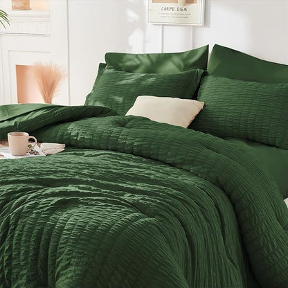 HYMOKEGE Dark Green Duvet Cover King Size, Ultra Soft 3-Piece Seersucker Duvet Cover Set with Zipper Closure, Soft Brushed Microfiber Bedding Set with 8 Corner Ties (104"x90", 2 Pillowshams)