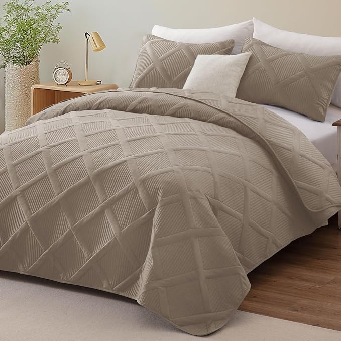Exclusivo Mezcla Full Queen Size Quilt Set with Modern Striped Pattern, 3 Pieces Summer Lightweight Taupe Quilts Bedding Set, Soft Bedspreads Coverlets for All Seasons