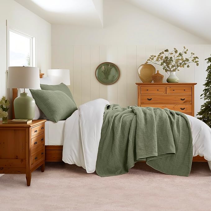 EVERGRACEHOME Cotton Coverlet Set King Size 3 Pieces, Lightweight Soft Ribbed Matelassé Bedspread Quilt Set, Cozy Oversized Quilted Bedding Set with 2 Pillow Shams for All Seasons, Olive Green