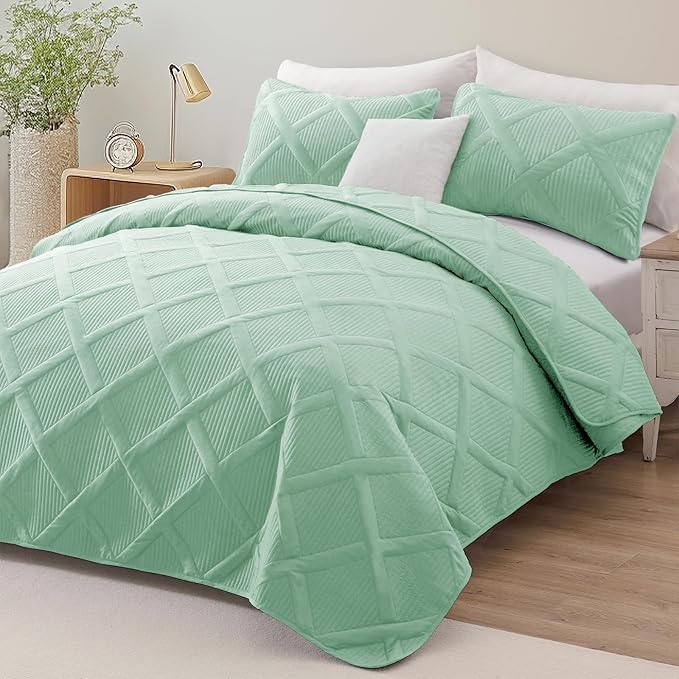 Exclusivo Mezcla Oversized King Quilt Set- Light Green Cal King Quilts Bedding Set with 2 Pillow Shams, Modern Bedspread with Striped Pattern, Soft Lightweight Bedspreads Coverlets for All Seasons
