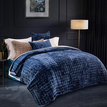 RECYCO Luxury Velvet Quilt Set, California King 118'' x 106'' Oversized Bedspread, Ultra Soft Velvet Comforter, Lightweight Box Stitch Bedding Sets for All Season, with 2 Shams, Navy Blue