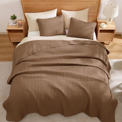 WRENSONGE King Size Quilt-3 Pieces Lightweight Bedspreads Brown King Quilt Bedding Set for All Seasons, Soft Summer Coverlet with 2 Pillow Shams Suitable for Bed, Couch, Quilt Blanket