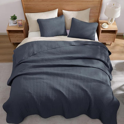 WRENSONGE King Size Quilt-3 Pieces Lightweight Blue Grey Bedspreads King Quilt Bedding Set for All Seasons, Soft Summer Coverlet with 2 Pillow Shams Suitable for Bed, Couch, Quilt Blanket