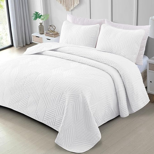 Exclusivo Mezcla California King Quilt Bedding Set, Lightweight White Oversized King Bedspreads Soft Modern Geometric Coverlet Set for All Seasons (1 Quilt and 2 Pillow Shams)
