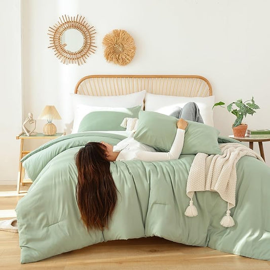 ROSGONIA Oversized King Comforter 120x120, 3pcs Super King Comforter (1 Sage Green Comforter & 2 Pillowcases) Lightweight Warm Bedding Set Quilt