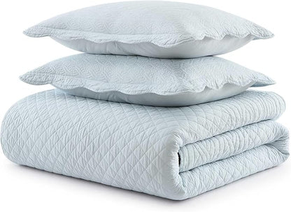 Martha Stewart - Twin Size Quilt Set, Soft & Breathable Cotton Percale Quilted Bedding with Matching Pillowcase, Scalloped Edge Bed Set, Vintage Scallop Blue