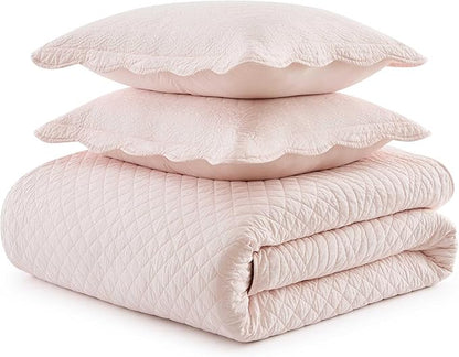 Martha Stewart - King Size Quilt Set, Soft & Breathable Cotton Percale Quilted Bedding with Matching Pillowcases, Scalloped Edge Bed Set, Vintage Scallop Pink