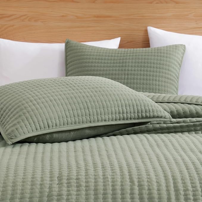 WRENSONGE Queen Quilt-3 Pieces Lightweight Bedspreads Sage Green Queen Size Quilt Bedding Set for All Seasons, Soft Summer Coverlet with 2 Pillow Shams Suitable for Bed, Couch