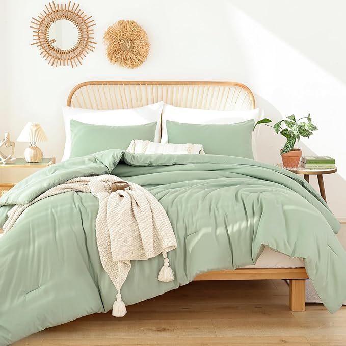 ROSGONIA Oversized King Comforter Sage Green, 3pcs(1 Boho Comforter & 2 Pillowcases), Lightweight Oversized King Size Comforter Sets Bedding Blanket