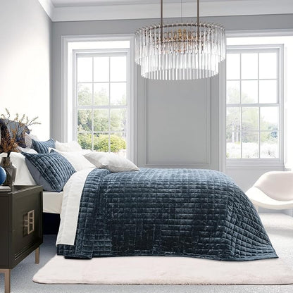 RECYCO Luxury Velvet Quilt Set, California King 118'' x 106'' Oversized Bedspread, Ultra Soft Velvet Comforter, Lightweight Box Stitch Bedding Sets for All Season, with 2 Shams, Stormy Blue