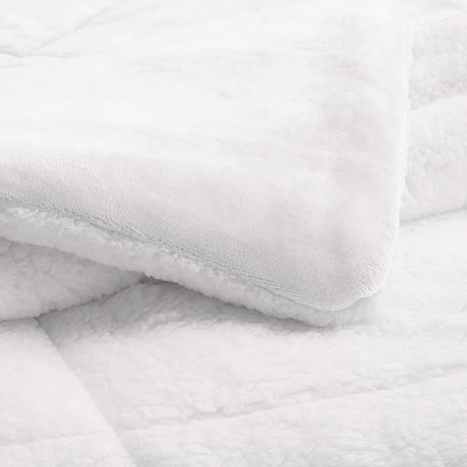 Amazon Basics 3 Piece Bedding Set, Micromink Sherpa, Ultra-Soft, Warm All Season Comforter, King, Cream, Solid