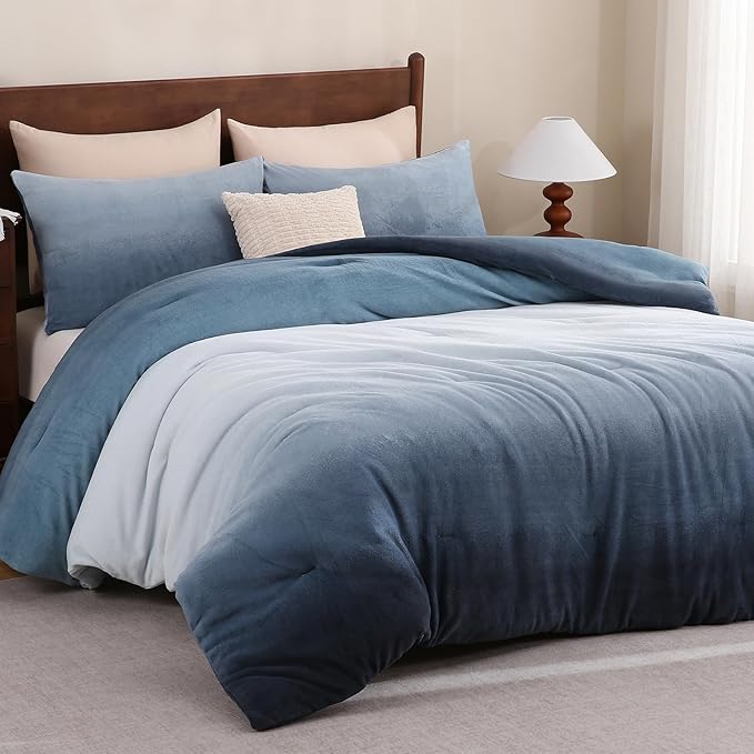 Bedbay Blue Gradient Plush Fleece Comforter Set Queen Size Ultra Soft Velvety Bedding Lightweight Warm Cozy Ombre Quilt Set Reversible Fleece Fluffy Comforter 3 Pcs with 2 Pillowcases
