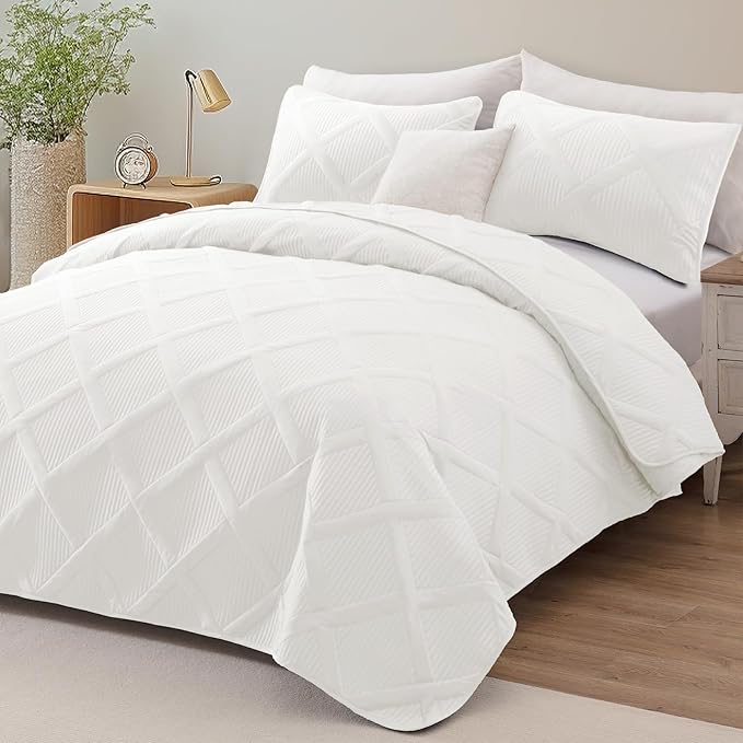 Exclusivo Mezcla Oversized King Quilt Set- White Cal King Quilts Bedding Set with 2 Pillow Shams, Modern Bedspread with Striped Pattern, Soft Lightweight Bedspreads Coverlets for All Seasons