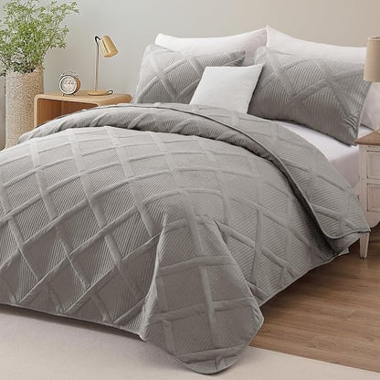 Exclusivo Mezcla Oversized King Quilt Set- Light Grey Cal King Quilts Bedding Set with 2 Pillow Shams, Modern Bedspread with Striped Pattern, Soft Lightweight Bedspreads Coverlets for All Seasons