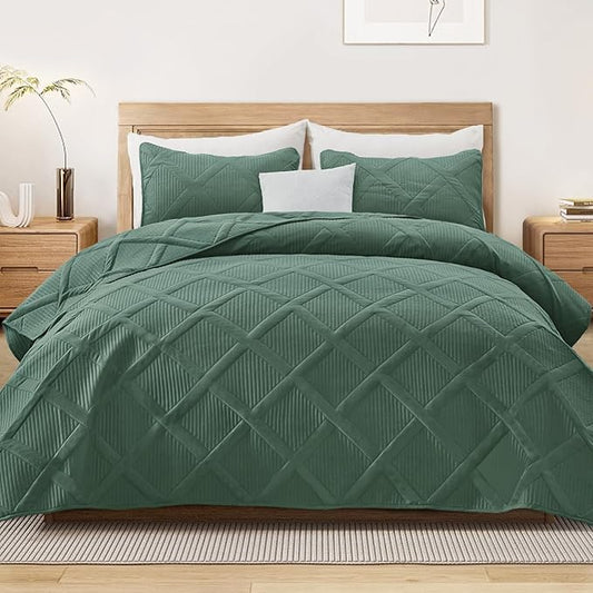 Exclusivo Mezcla Oversized King Quilt Set- Green Cal King Quilts Bedding Set with 2 Pillow Shams, Modern Bedspread with Striped Pattern, Soft Lightweight Bedspreads Coverlets for All Seasons