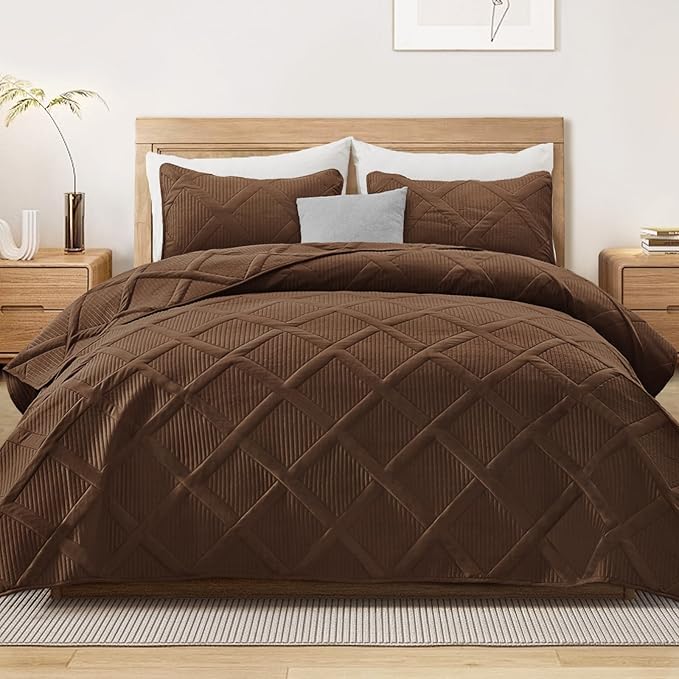 Exclusivo Mezcla Quilts Queen Size - Brown Quilt Set Bedspread with 2 Pillow Shams, Modern Bedding Set with Striped Pattern, Soft Lightweight Bedspreads Queen Size for All Seasons