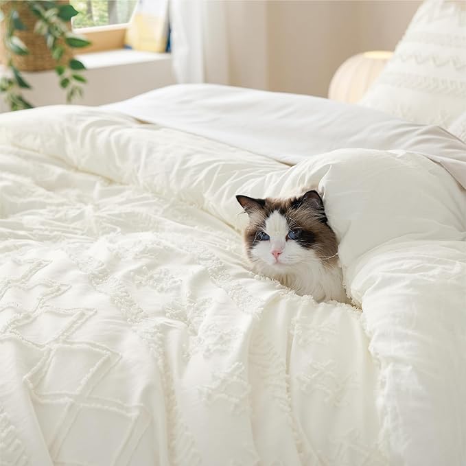 Bedsure Tufted Boho Comforter Set Queen Size - White Boho Bed Set, GentleSoft™ 3 Pieces Farmhouse Shabby Chic, Home Decor Bedding, Gifts for Woman, Soft Jacquard Queen Comforter for All Seasons