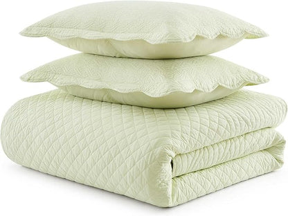 Martha Stewart - Queen Size Quilt Set, Soft & Breathable Cotton Percale Quilted Bedding with Matching Pillowcases, Scalloped Edge Bed Set, Vintage Scallop Green