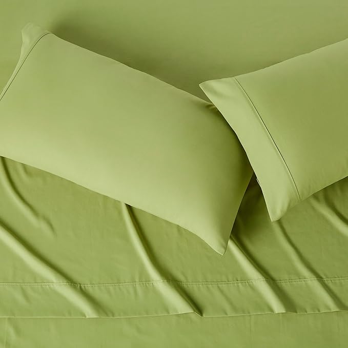 Amazon Basics Lightweight Microfiber 4-Piece Bed Sheet Set, King, Oliver Light, Solid