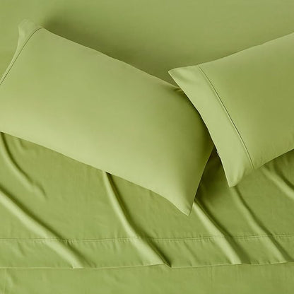 Amazon Basics Lightweight Microfiber 4-Piece Bed Sheet Set, King, Oliver Light, Solid
