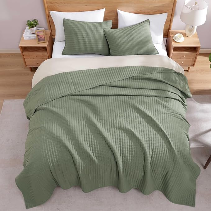WRENSONGE King Size Quilt-3 Pieces Lightweight Bedspreads Sage Green King Quilt Bedding Set for All Seasons, Soft Summer Coverlet with 2 Pillow Shams Suitable for Bed, Couch, Quilt Blanket