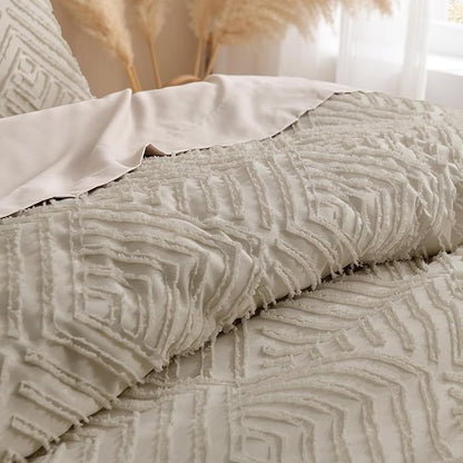 Andency Oatmeal Queen Comforter Set, Lightweight Fluffy Boho Bedding Comforter Set, 3 Pieces Tufted Farmhouse Shabby Chic Bed Set for All Seasons (1 Comforter 90x90In, 2 Pillowcases)