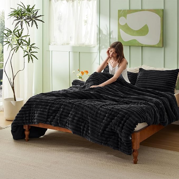 Bedsure King Comforter - GentleSoft™ 3 Pieces Double-Side Fleece Fluffy Black Comforter Set, Cozy Striped Room Decor Aesthetic, Luxury King Size Bedding with 2 Pillowcases, 104x90 Inches