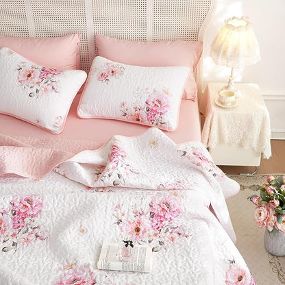 Wake In Cloud - Shabby Chic Quilt Set, Floral Coquette Cottagecore Farmhouse Vintage Flowers, for Women Teen Girls, Reversible Lightweight Bedspread Coverlet, 3 Pieces, White Pink, King Size