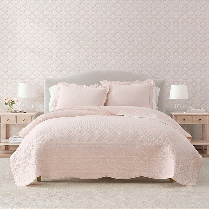 Martha Stewart - Queen Size Quilt Set, Soft & Breathable Cotton Percale Quilted Bedding with Matching Pillowcases, Scalloped Edge Bed Set, Vintage Scallop Pink