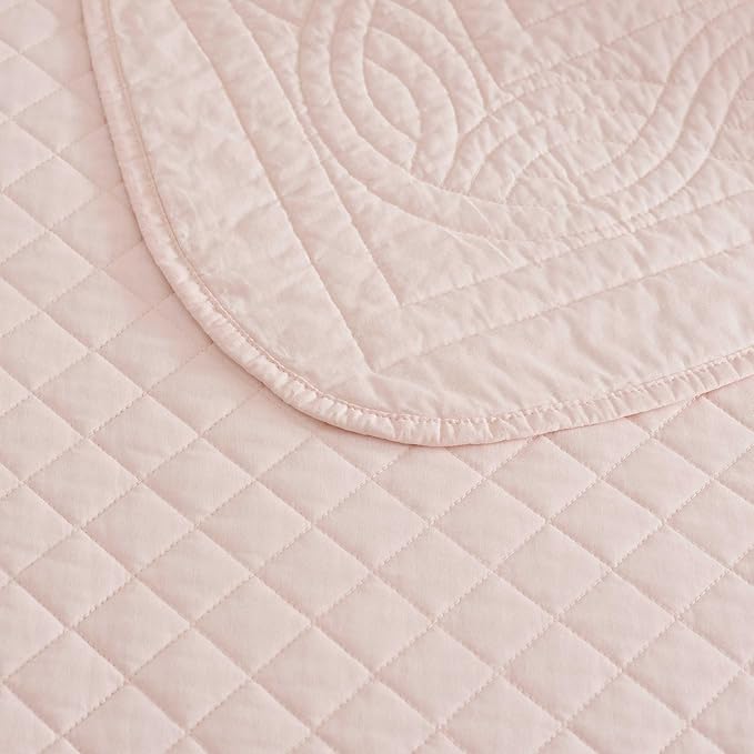 Martha Stewart - King Size Quilt Set, Soft & Breathable Cotton Percale Quilted Bedding with Matching Pillowcases, Scalloped Edge Bed Set, Vintage Scallop Pink