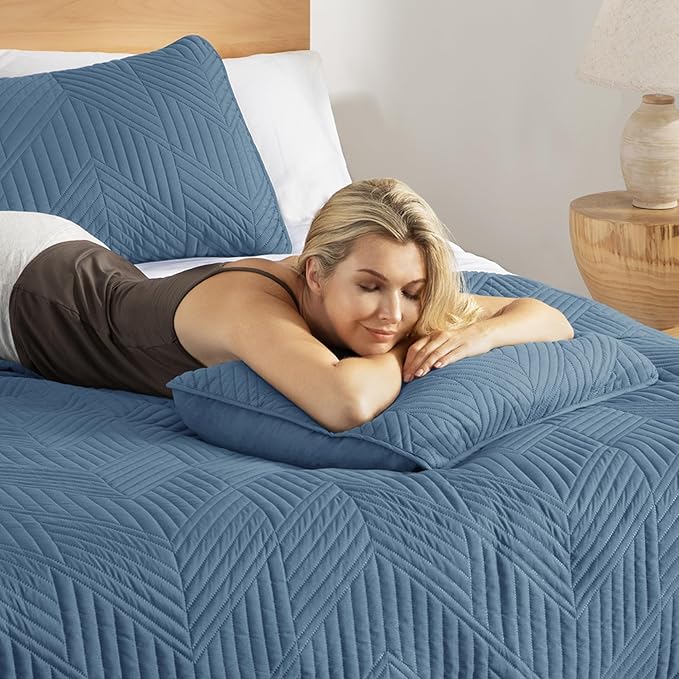 Exclusivo Mezcla Ultrasonic King Quilt Bedding Set, Lightweight Grayish Blue Bedspreads Soft Modern Geometric Coverlet Set for All Seasons (1 Quilt and 2 Pillow Shams)