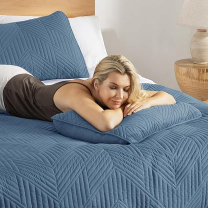 Exclusivo Mezcla Ultrasonic King Quilt Bedding Set, Lightweight Grayish Blue Bedspreads Soft Modern Geometric Coverlet Set for All Seasons (1 Quilt and 2 Pillow Shams)