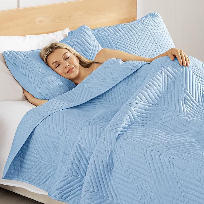 Exclusivo Mezcla Ultrasonic Twin Quilt Bedding Set, Lightweight Light Blue Bedspreads Soft Modern Geometric Coverlet Set for All Seasons (1 Quilt and 1 Pillow Sham)