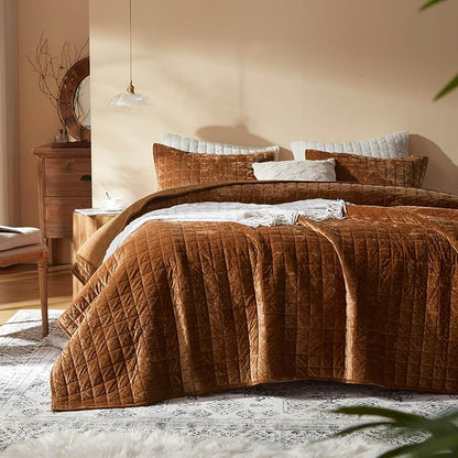 LEAONME Velvet Quilt Full/Queen Size-90''x98'', Lightweight Caramel Velvet Comforter Set with 2 Pillow Shams, Soft Bedspread Coverlet Quilted Bedding Set for All Season