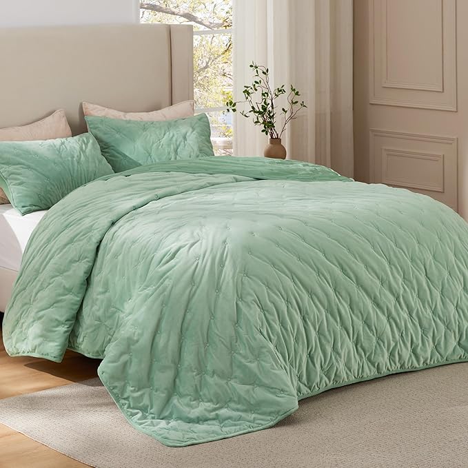 Bedsure Velvet Fleece Comforter Set King, Sage Green Lightweight Quilted Bedding Set, Soft Warm Blanket for All Season, 3 Pieces, 1 Comforter (104" x 90") and 2 Pillow Shams (20" x 36")