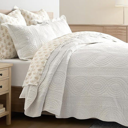 EVERGRACE 100% Cotton Scallop Quilt Set, King Size 3 Piece Set – Lightweight Bedspread with 2 Shams, Soft Prewashed Coastal Bedding Coverlet for Cozy and Elegant Bedding, Bright White