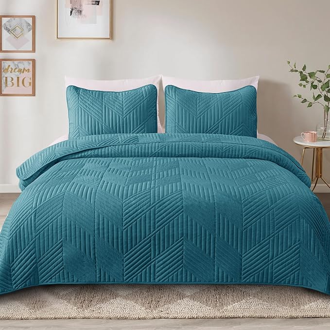 Exclusivo Mezcla California King Quilt Bedding Set, Lightweight Teal Oversized King Bedspreads Soft Modern Geometric Coverlet Set for All Seasons (1 Quilt and 2 Pillow Shams)