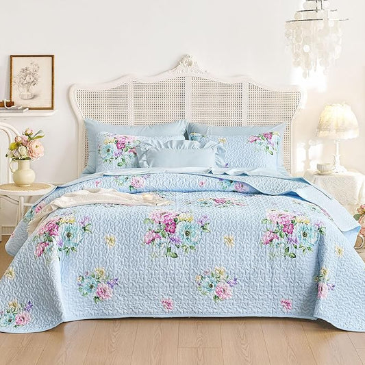 Wake In Cloud - Shabby Chic Quilt Set, Floral Coquette Cottagecore Farmhouse Vintage Flowers, for Women Teen Girls, Reversible Lightweight Bedspread Coverlet, 3 Pieces, Blue, Twin/Twin XL Size